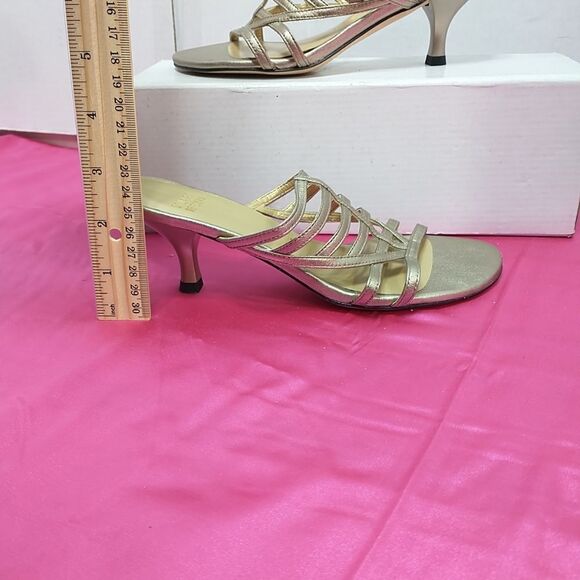 STUART WEITZMAN Women's SZ 4M Gold Sandals . Condition is Pre-owned - Picture 6 of 11